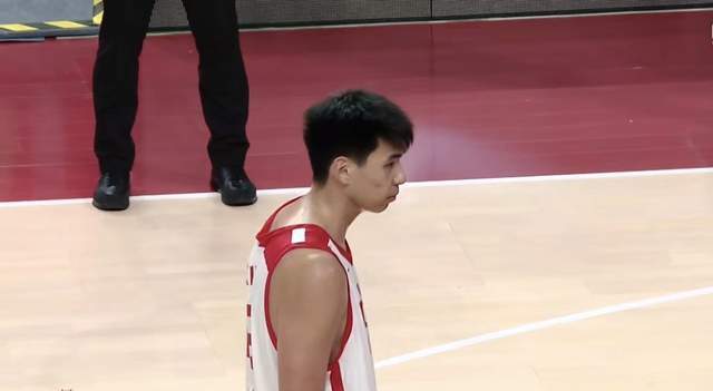 B体育-群星闪耀，中国男篮热身赛小胜，王俊杰抢11个进攻篮板，徐昕10+8